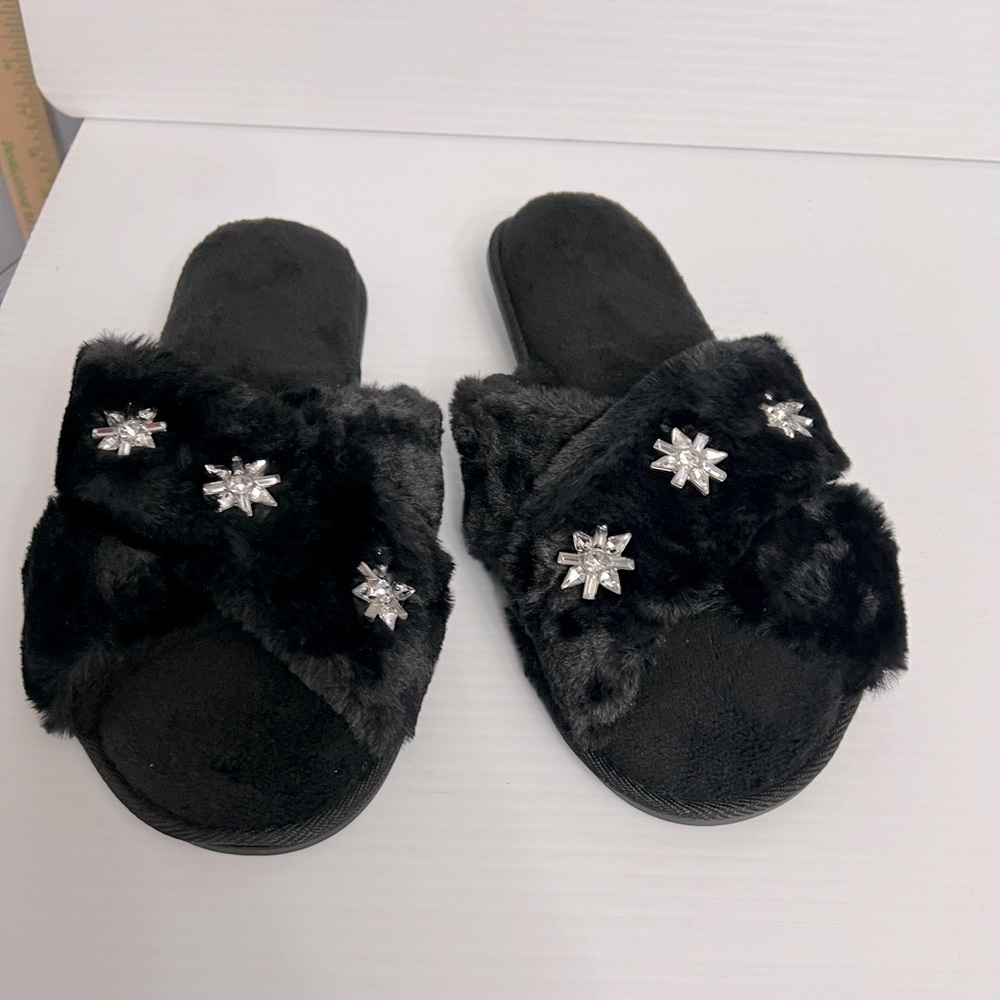 Pampered mom Slippers women’s size 5-6 black